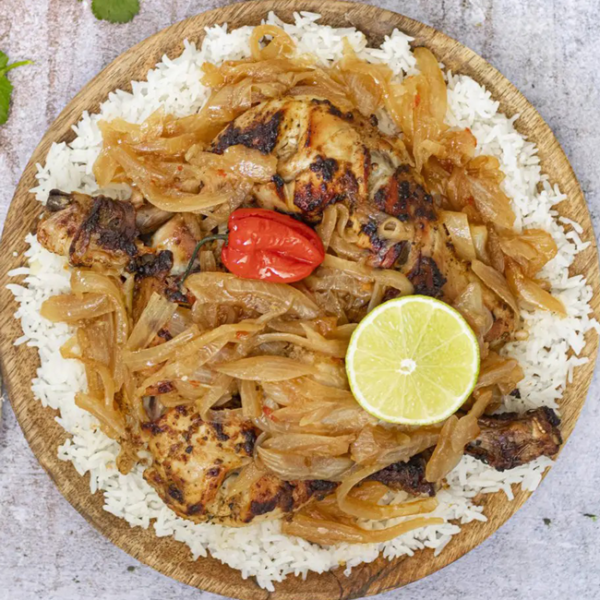Yassa poulet braisé riz blanc